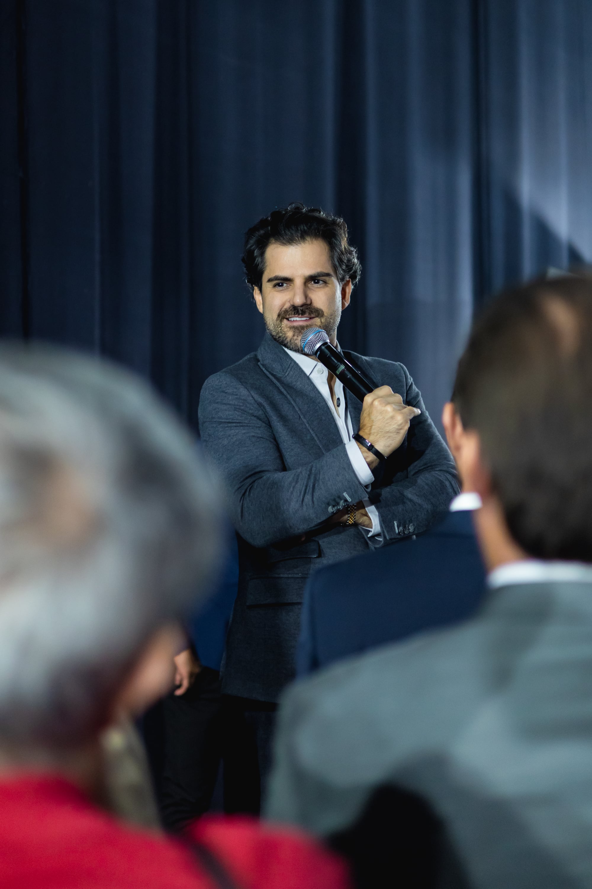 Samuel Pereira palestrando sobre atenção como ativo em evento do Segredos da Audiência