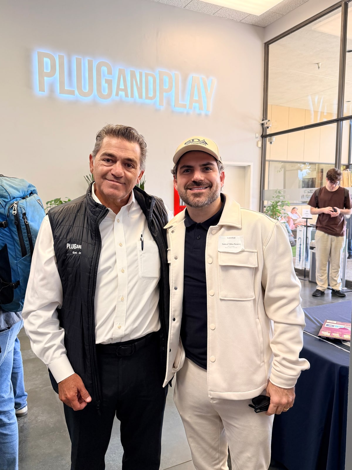 Samuel Pereira ao lado de Saeed Amidi, fundador e CEO do Plug and Play, na sede da aceleradora em Sunnyvale, no Vale do Silício