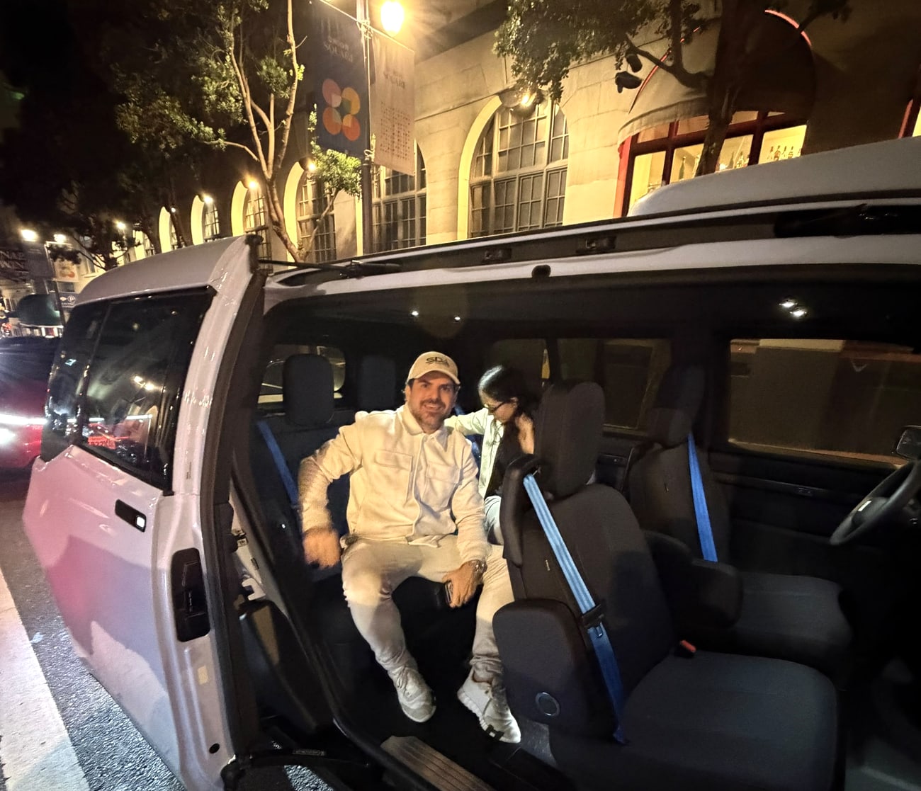 Samuel Pereira embarcando no fim da noite, em uma rua iluminada do centro de São Francisco, no fim do segundo dia do SDA Vale Experience