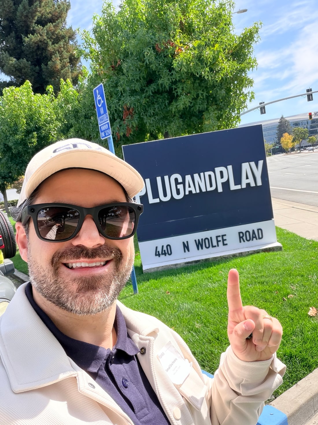 Samuel Pereira em frente à placa do Plug and Play Tech Center, na 440 N Wolfe Road, em Sunnyvale, no Vale do Silício