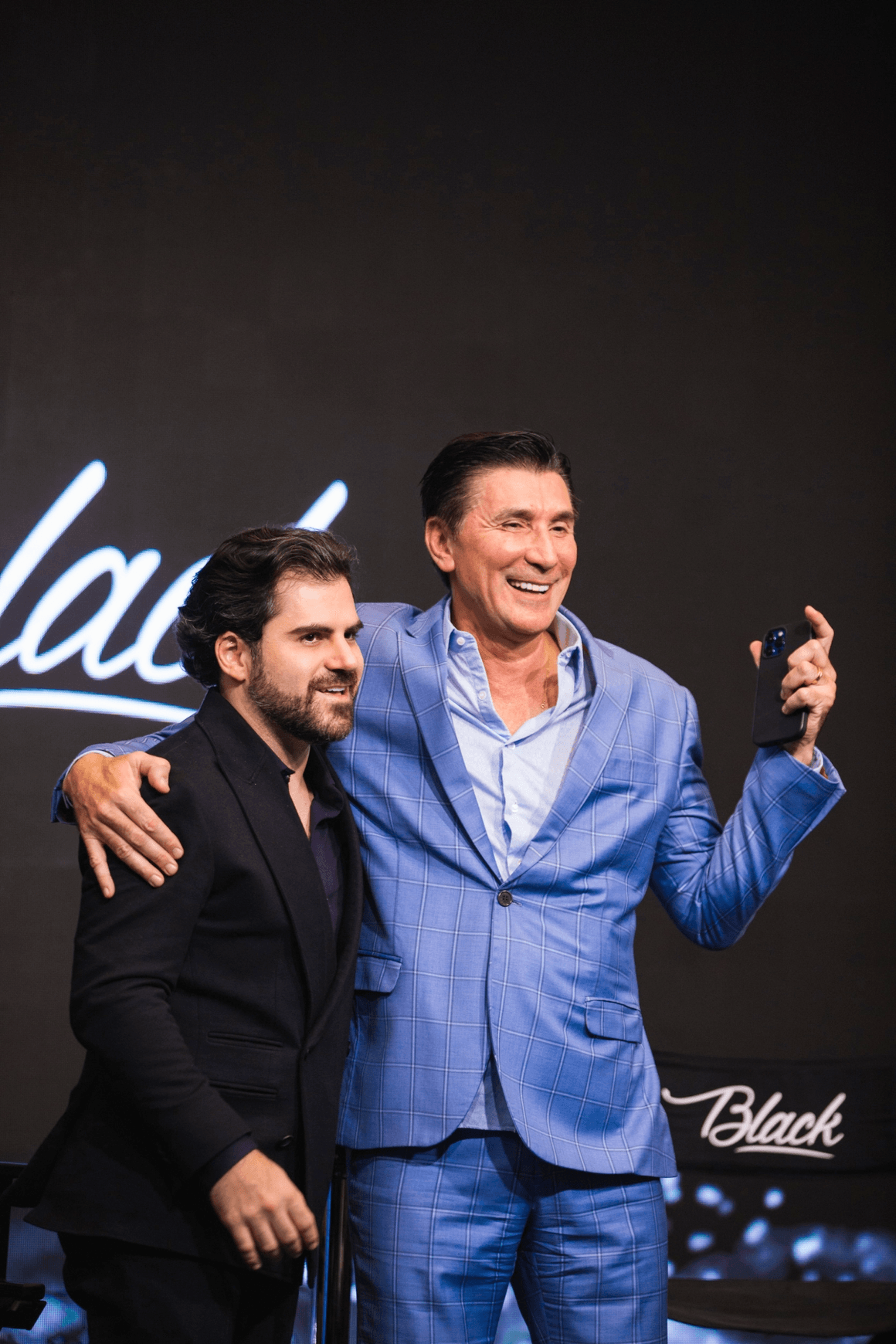 Samuel Pereira e Janguiê Diniz juntos no palco do evento Black da SDA Holding