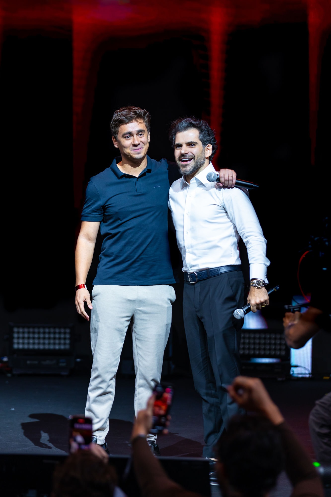 Samuel Pereira e Nikolas Ferreira juntos no palco do evento SDA 2025, Segredos da Audiência