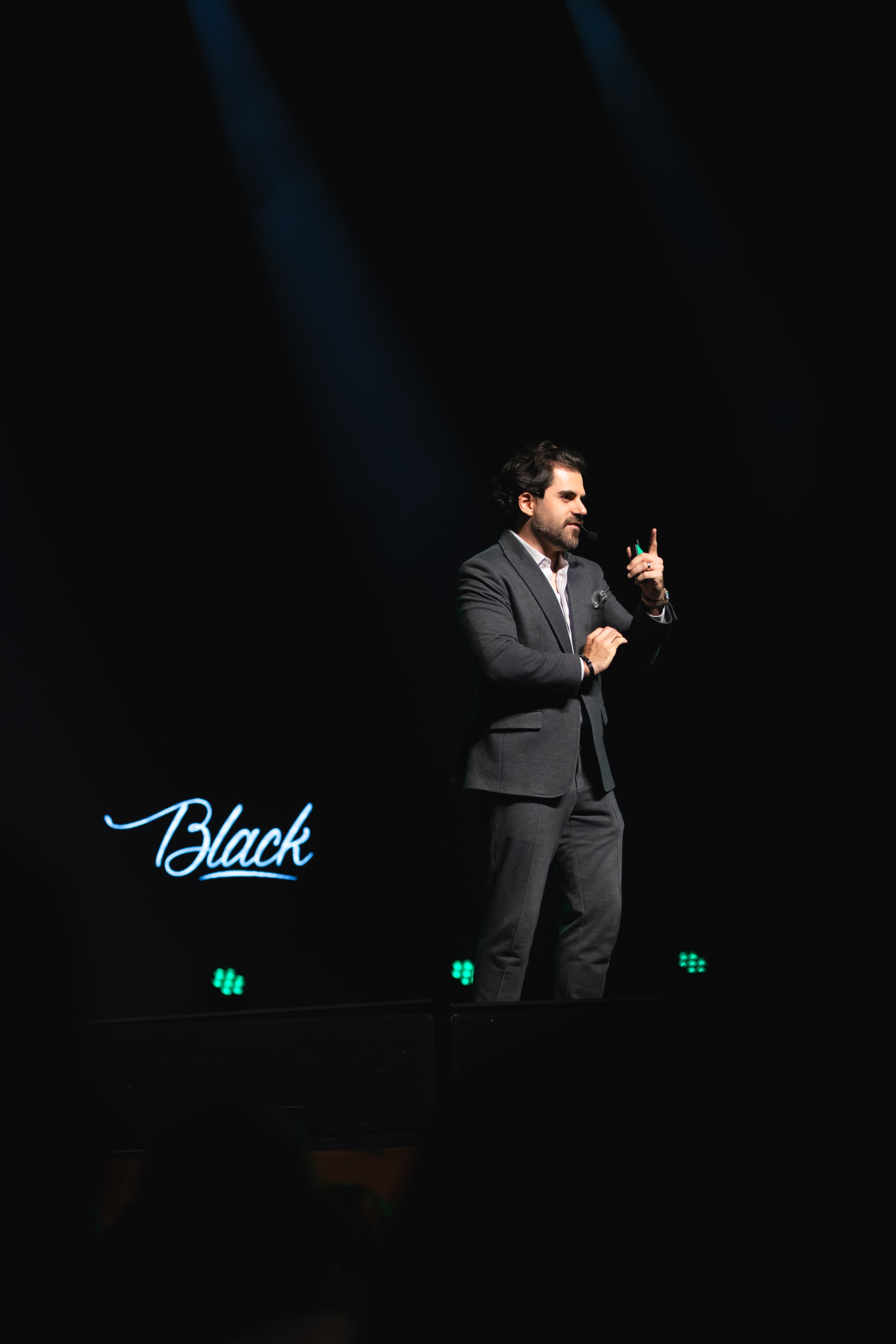Samuel Pereira palestrando no evento Black
