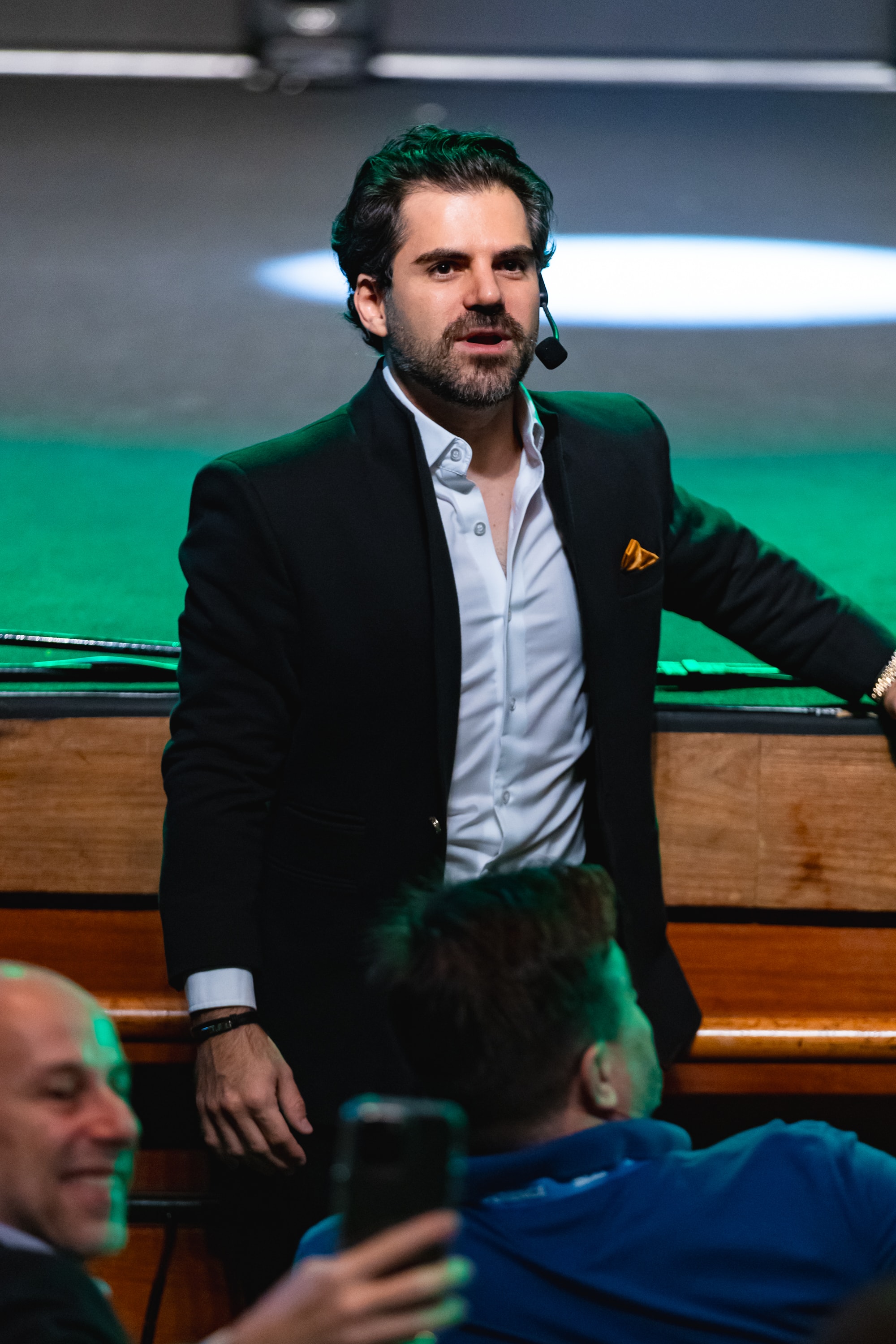 Samuel Pereira palestrando no evento SDA com microfone headset