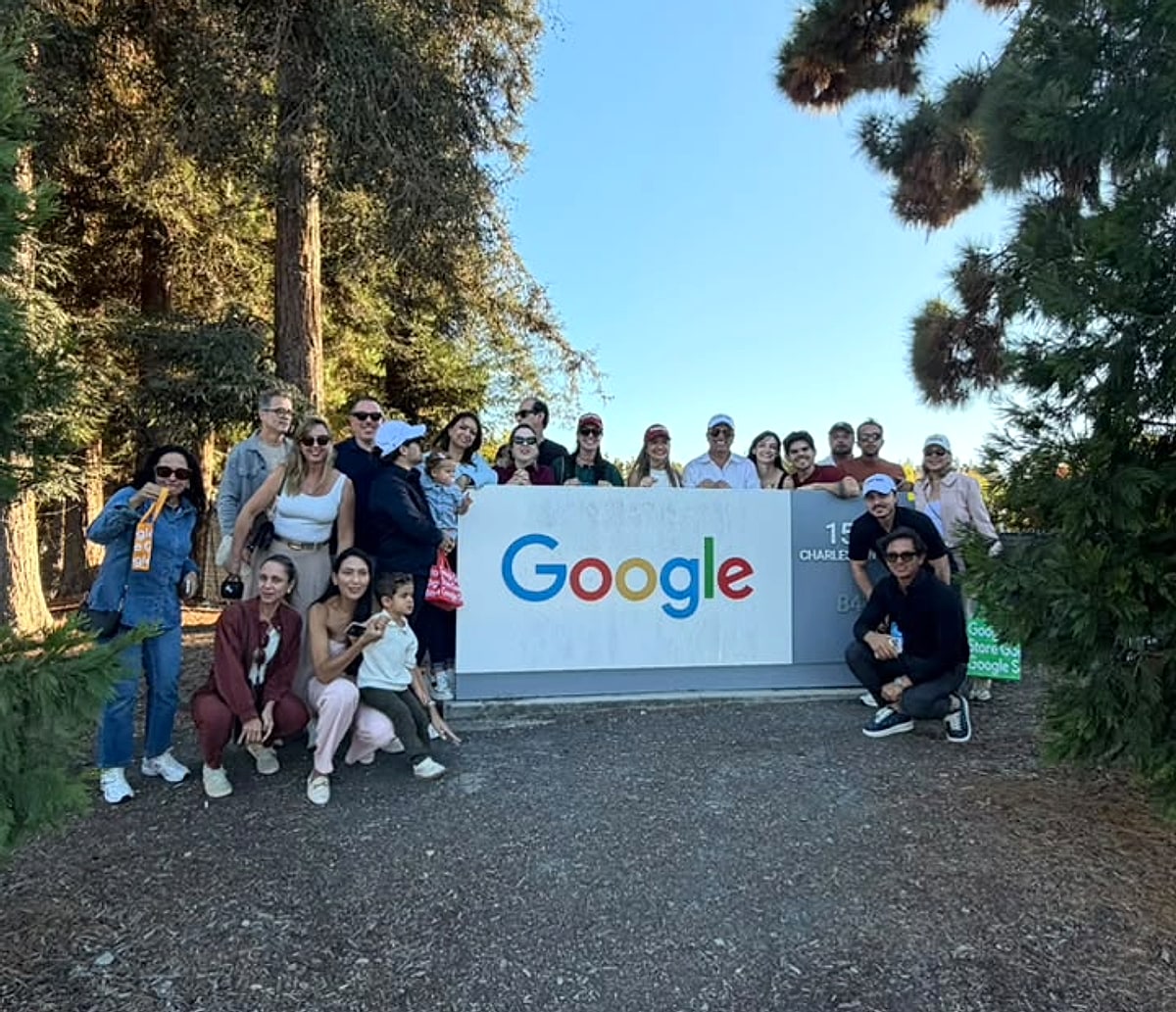 Grupo do SDA Vale Experience reunido na placa do Google na Charleston Road, no complexo da empresa em Mountain View, na Califórnia