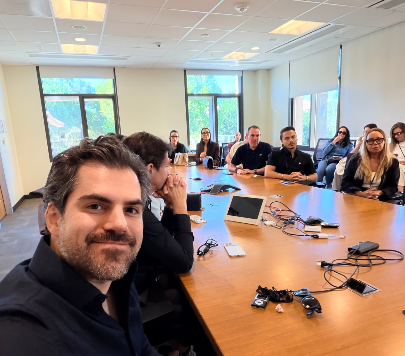 Grupo do SDA Vale Experience sentado ao redor da mesa de uma sala de aula da Stanford Graduate School of Business durante a sessão com Nishita Bakshi