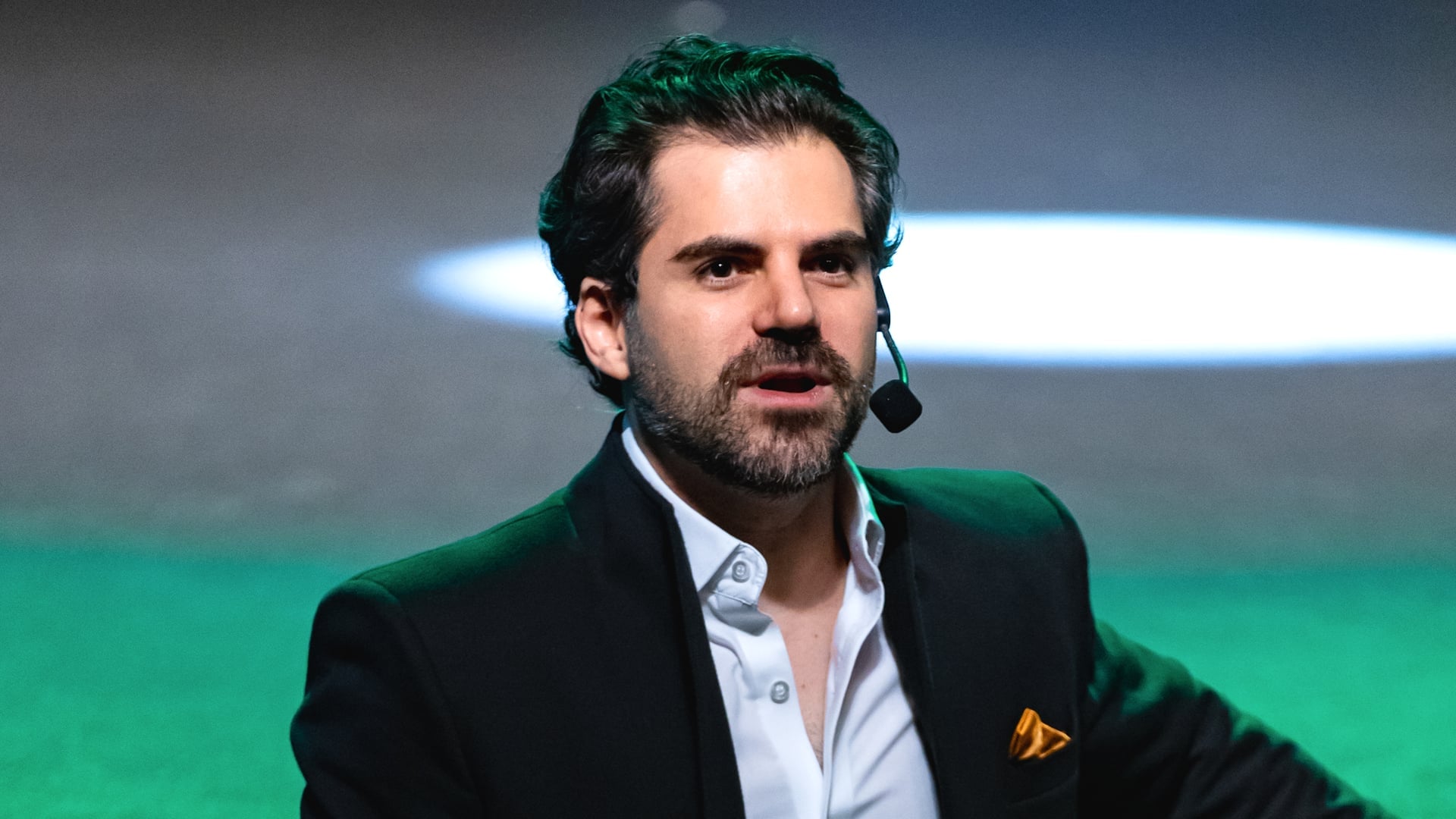 Samuel Pereira falando com microfone headset, em close