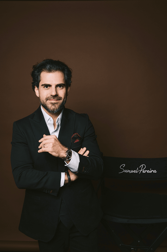 Samuel Pereira no escritório, trabalhando com ferramentas de inteligência artificial