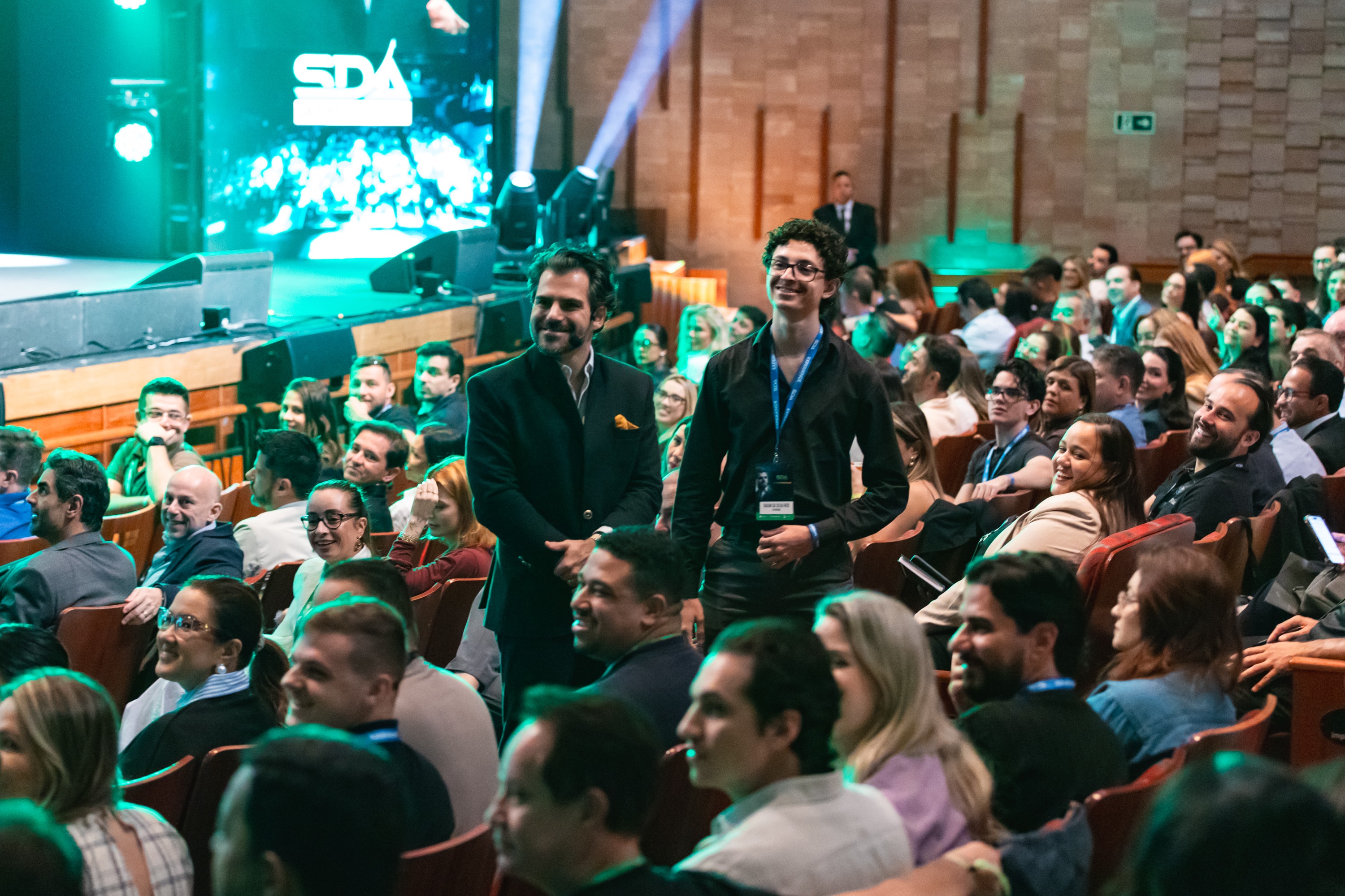 Teatro lotado em evento do Segredos da Audiência, com a plateia acompanhando a palestra